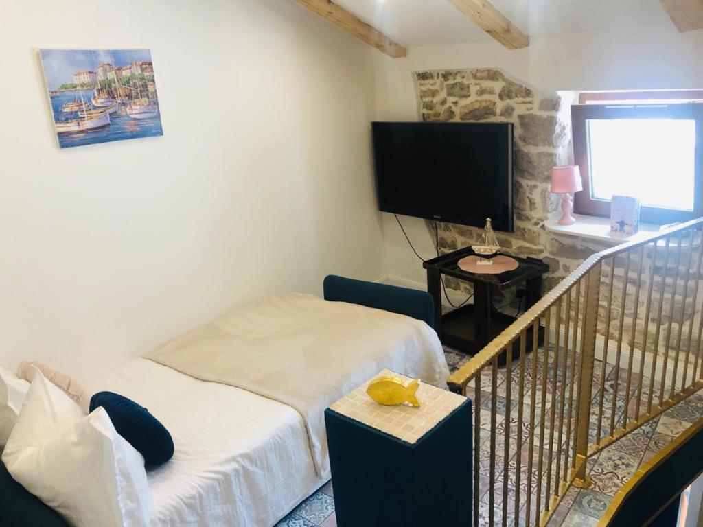 Istrian Stone House In The Heart Of The Beautiful Fishing Village Fazana - Only Few Steps From The Sea And The Wonderful Beach - Incl Plasma-Quad-Plus-Filter Against C O V I D Bagian luar foto