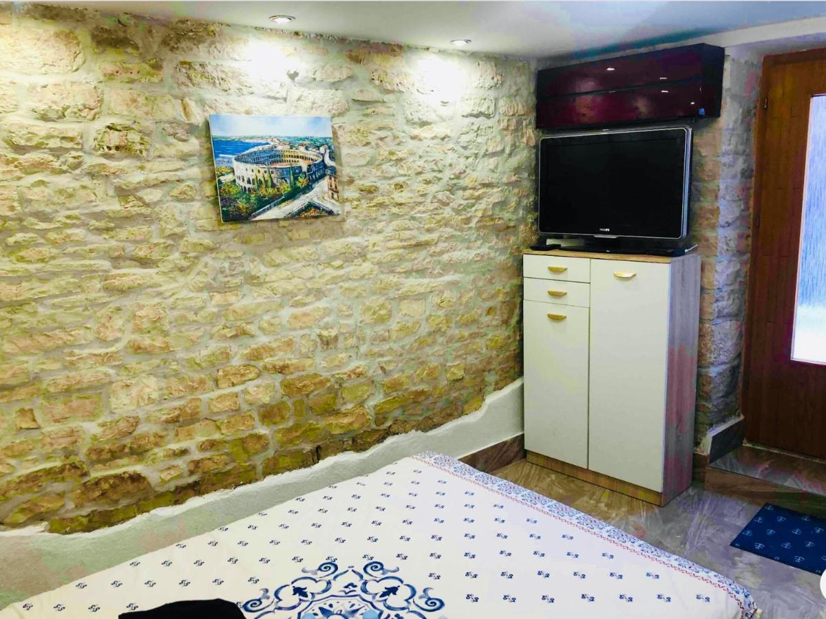 Istrian Stone House In The Heart Of The Beautiful Fishing Village Fazana - Only Few Steps From The Sea And The Wonderful Beach - Incl Plasma-Quad-Plus-Filter Against C O V I D Bagian luar foto